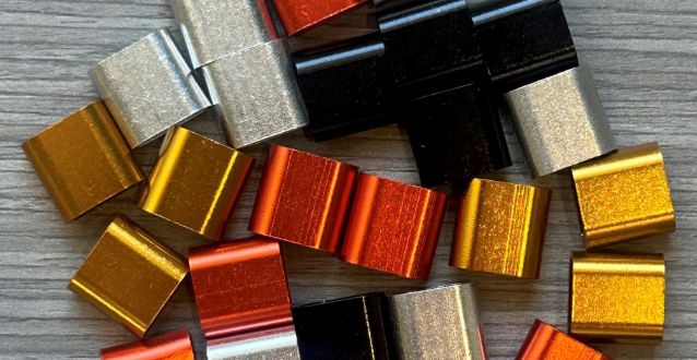 Metall-Verschlüsse (Alu Plomben) für Stoffbänder (Festivalbänder) in schwarz und gold Metall-Verschlüsse (Alu Plomben) für Stoffbänder (Festivalbänder) in schwarz und gold