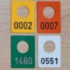 Hochwertige Garderobenmarken Kunststoff in gelb, orange, grün und weiß mit Ziffern in schwarz bzw. silber