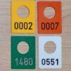 Garderobenmarken Kunststoff in gelb, grün, weiss und orange mit Ziffern in schwarz und silber