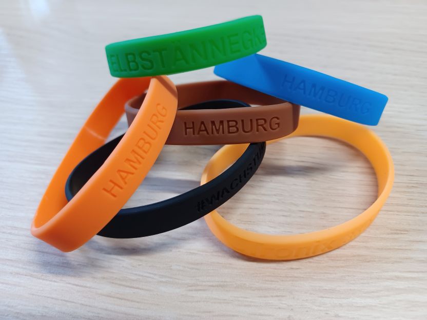 Gummiarmbänder mit geprägtem Text und Logo Gummiarmbänder mit geprägtem Text und Logo
