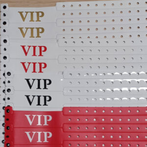 Plastikbänder aus Vinyl (PVC) mit Druck VIP in gold, rot, schwarz und silber Plastikbänder aus Vinyl (PVC) mit Druck VIP in gold, rot, schwarz und silber