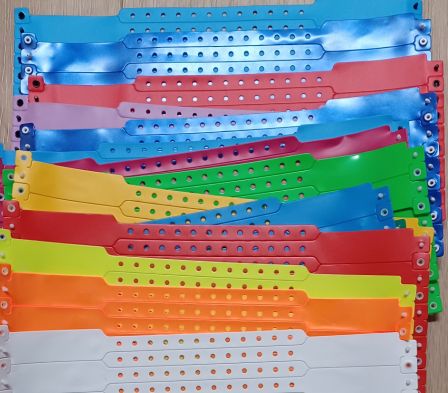 Restposten von Eintrittsbänder Vinyl in diversen Farben und Varianten zum Sonderpreis Restposten von Eintrittsbänder Vinyl in diversen Farben und Varianten zum Sonderpreis