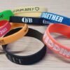 Gummiarmbänder aus Silikon mit Prägung und Farbfüllung (Tiefenprägung)