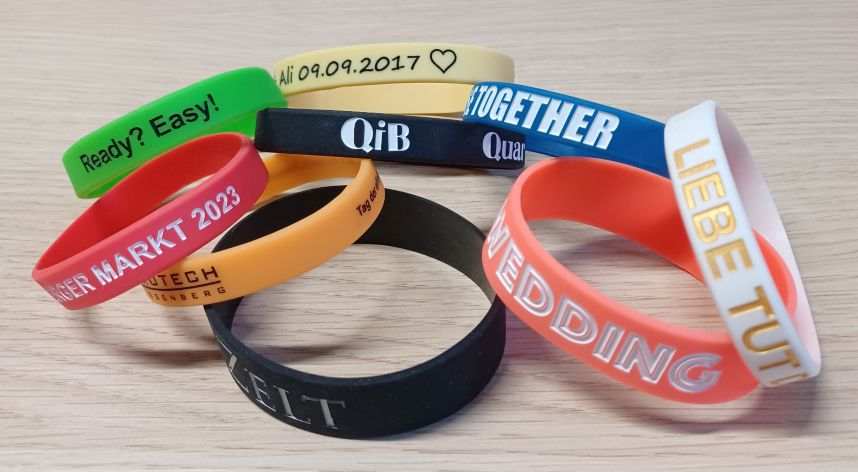 Gummiarmbänder aus Silikon mit Prägung und Farbfüllung (Tiefenprägung) Gummiarmbänder aus Silikon mit Prägung und Farbfüllung (Tiefenprägung)