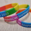 Silikonbänder geprägt und bedruckt in Farbe rainbow (Regenbogen mit Farbsegmenten)