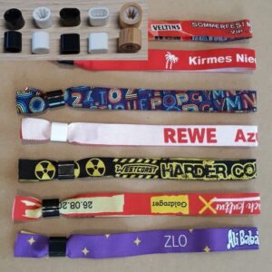 Gewebte Stoffarmbänder mit selbstschließenedem Kunststoffverschluss (self lock/fast lock) ohne Zange in schwarz und weiß