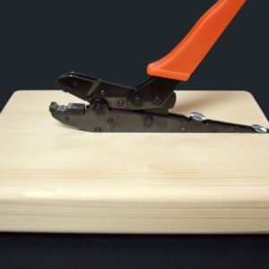 Tischzange zum super schnellen Verschließen von Stoffbänder für große Events. Zange auf Holzblock montiert.