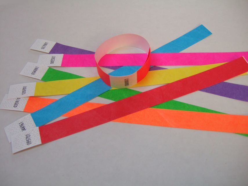 Einlassband aus Tyvek mit Klebeverschluss, fortlaufende Nummerierung Einlassband aus Tyvek mit Klebeverschluss, fortlaufende Nummerierung