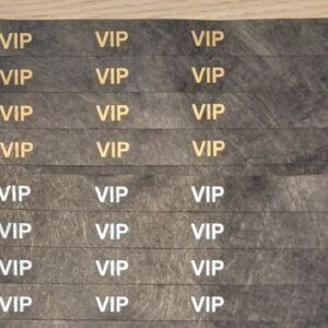 Die VIP-Bänder sind mit VIP bedruckt. Bandfarbe schwarz mit VIP in silber oder gold oder farbige Armbänder mit schwarzem Druck.