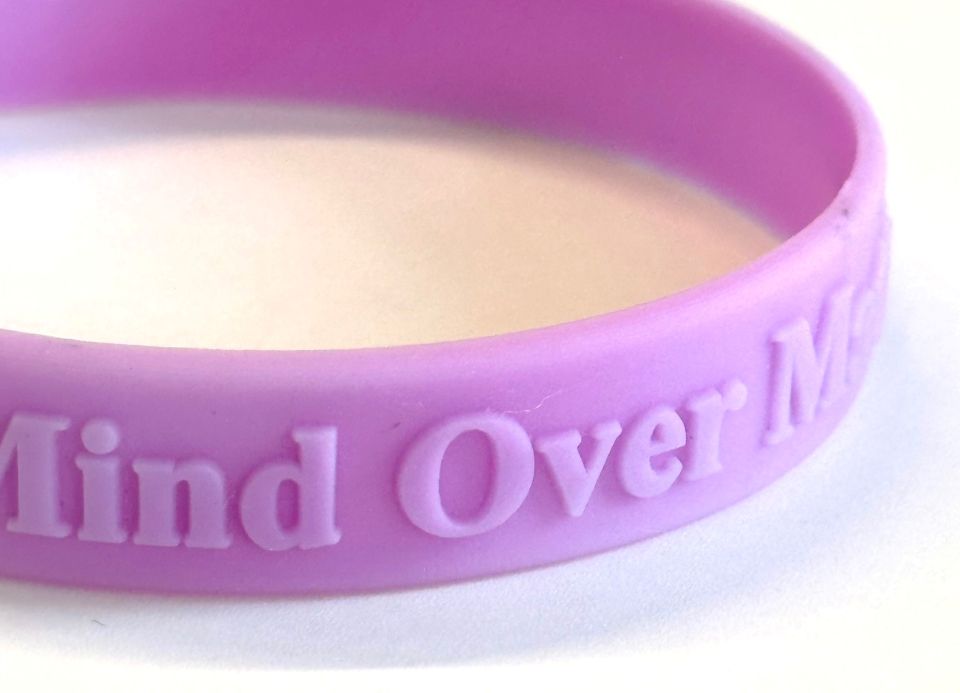 Hochgeprägte Silikonbänder ohne Druck Hochgeprägte Silikonbänder ohne Druck