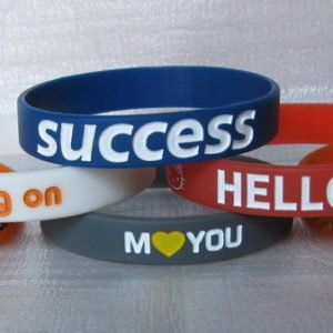 Gummiarmbänder aus Silikon mit Prägung und Farbfüllung (Tiefenprägung)