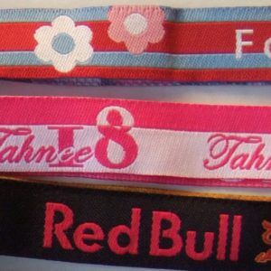 Stoffarmbänder gewebt, mit gesticktem Logo und Text
